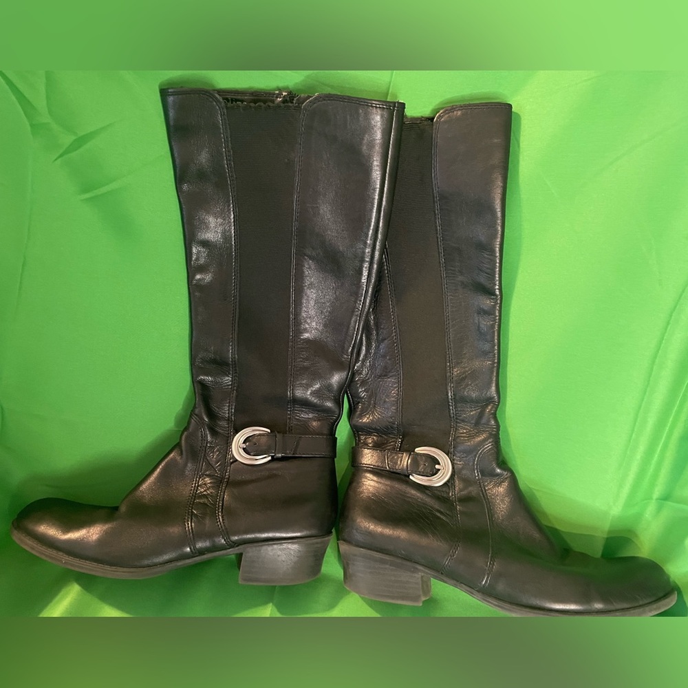 Naturalizer black leather (comfort panel) zip up boots. Preowned sz 7